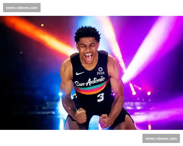 凯尔登・约翰逊深夜抵华！马刺球迷冒雨接机热情爆棚